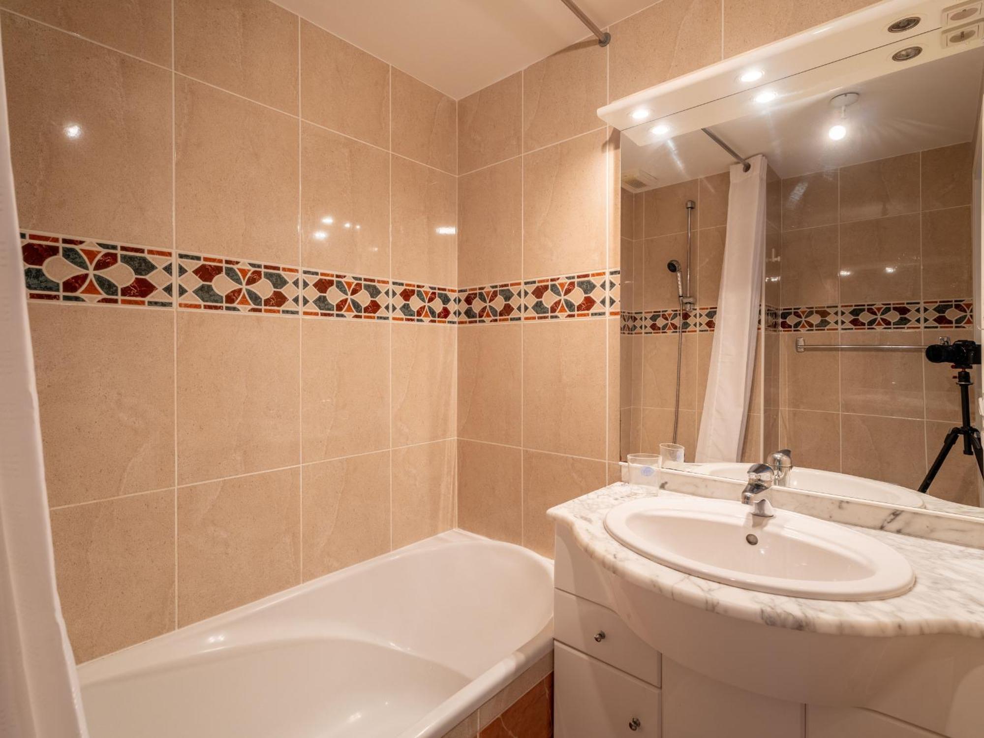 T3 Avec Terrasse, Parking, Proche Commerces Et Plages - Centre - Fr-1-319-15 Apartment